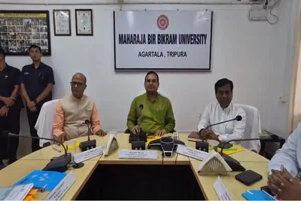 ত্রিপুরাকে শিক্ষা হাবে গড়তে উচ্চশিক্ষায় পরিকাঠামতে জোর
